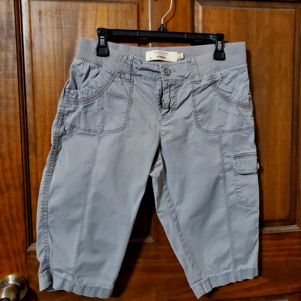 Someone gray capris
